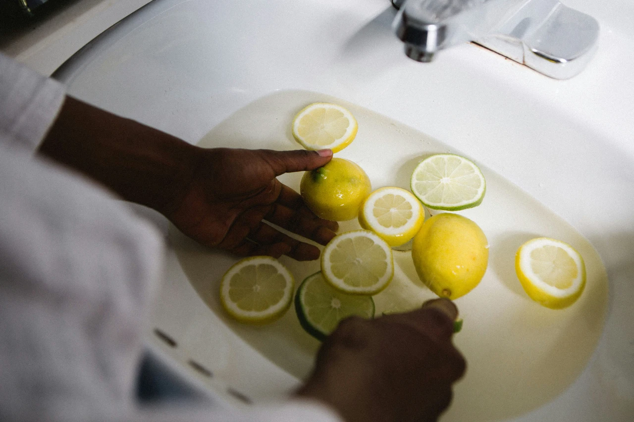 Il limone sotto il lavandino: un dettaglio che rivoluziona la freschezza della cucina Il limone sotto il lavandino: un dettaglio che rivoluziona la freschezza della cucina