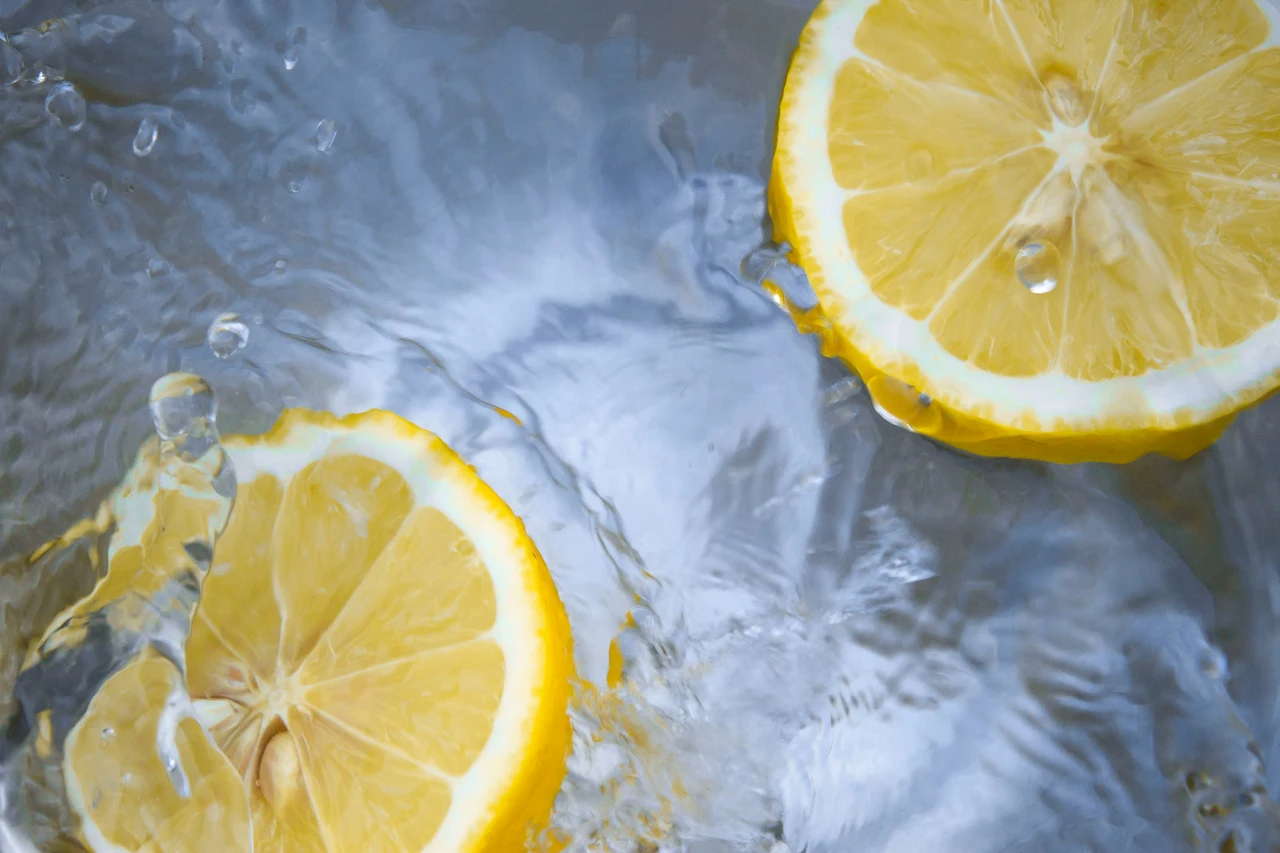 Il limone sotto il lavandino: un dettaglio che rivoluziona la freschezza della cucina Il limone sotto il lavandino: un dettaglio che rivoluziona la freschezza della cucina
