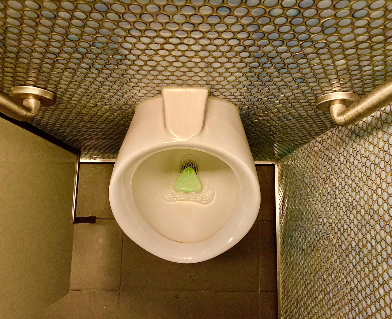 Solo chi prova questi metodi della nonna riesce a profumare davvero il bagno Solo chi prova questi metodi della nonna riesce a profumare davvero il bagno