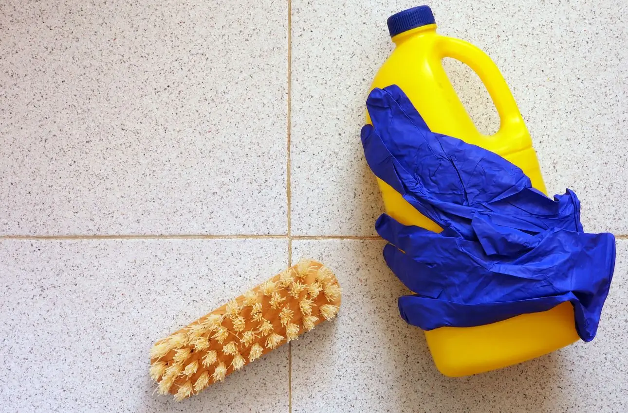 Prova subito questa soluzione rapida per rendere le piastrelle del bagno più brillanti Prova subito questa soluzione rapida per rendere le piastrelle del bagno più brillanti