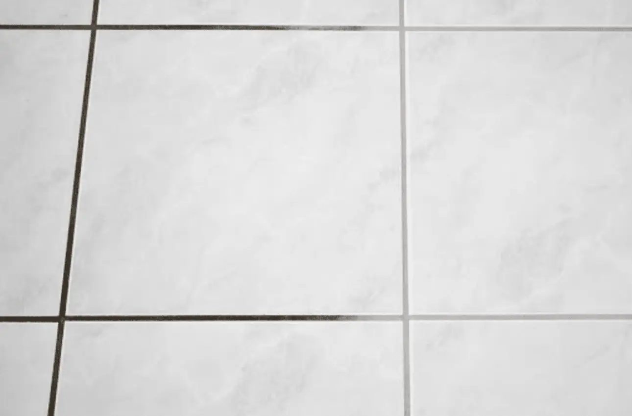 Prova subito questa soluzione rapida per rendere le piastrelle del bagno più brillanti Prova subito questa soluzione rapida per rendere le piastrelle del bagno più brillanti