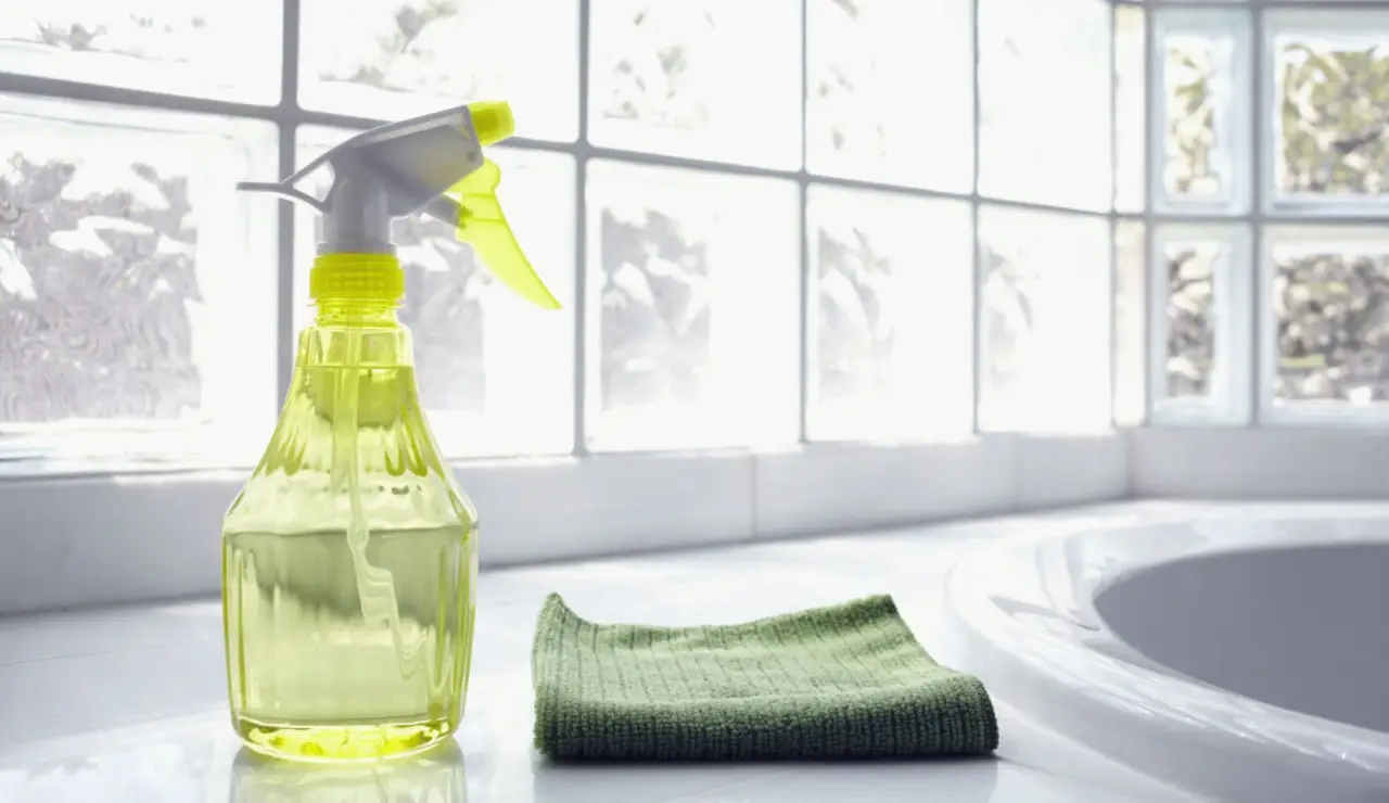 Prova subito questa soluzione rapida per rendere le piastrelle del bagno più brillanti Prova subito questa soluzione rapida per rendere le piastrelle del bagno più brillanti