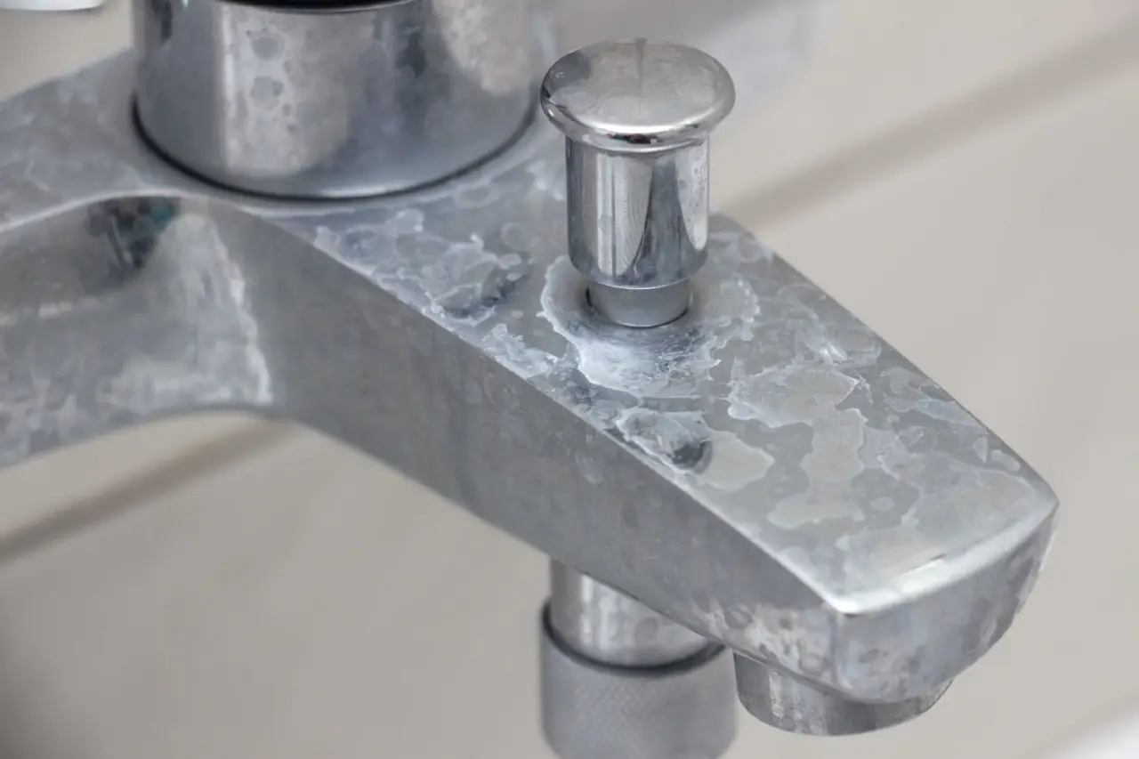 Curioso di capire come far sparire le macchie di calcare dai rubinetti in 3 minuti? Curioso di capire come far sparire le macchie di calcare dai rubinetti in 3 minuti?