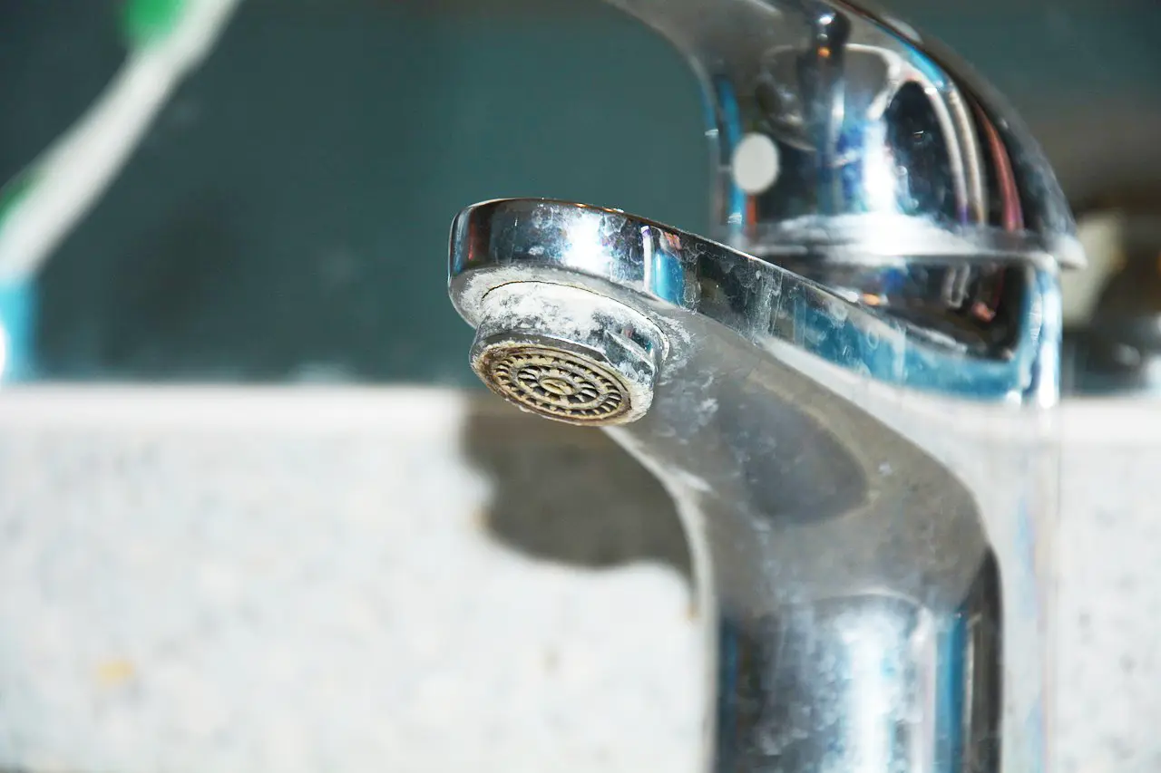Curioso di capire come far sparire le macchie di calcare dai rubinetti in 3 minuti? Curioso di capire come far sparire le macchie di calcare dai rubinetti in 3 minuti?