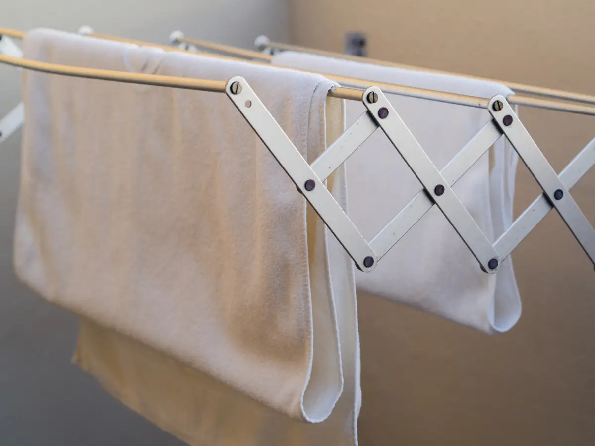 Non hai uno stendino? Ecco come asciugare i vestiti in casa senza segnare i tessuti Non hai uno stendino? Ecco come asciugare i vestiti in casa senza segnare i tessuti