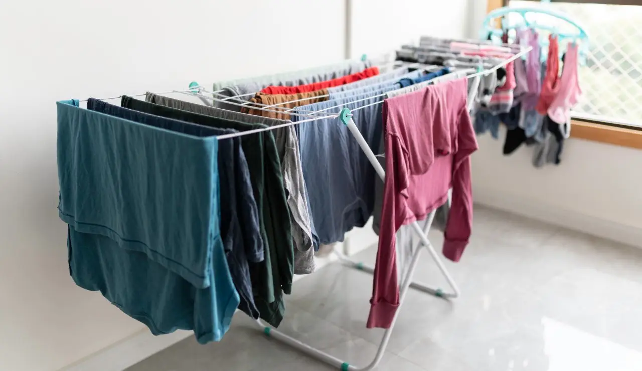 Non hai uno stendino? Ecco come asciugare i vestiti in casa senza segnare i tessuti Non hai uno stendino? Ecco come asciugare i vestiti in casa senza segnare i tessuti