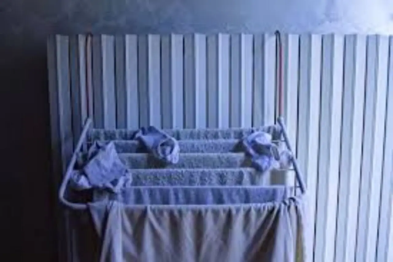 Non hai uno stendino? Ecco come asciugare i vestiti in casa senza segnare i tessuti Non hai uno stendino? Ecco come asciugare i vestiti in casa senza segnare i tessuti