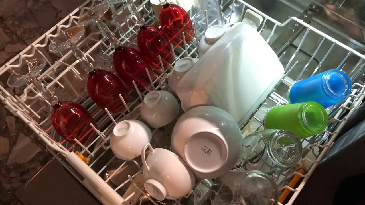 Come rendere brillanti piatti e bicchieri con un ingrediente che sicuramente hai già Come rendere brillanti piatti e bicchieri con un ingrediente che sicuramente hai già
