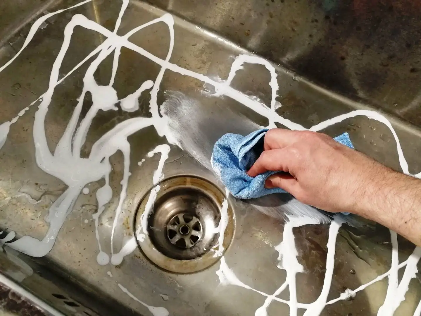 Rimuovi le macchie di calcare dal lavandino in modo immediato e senza fatica Rimuovi le macchie di calcare dal lavandino in modo immediato e senza fatica