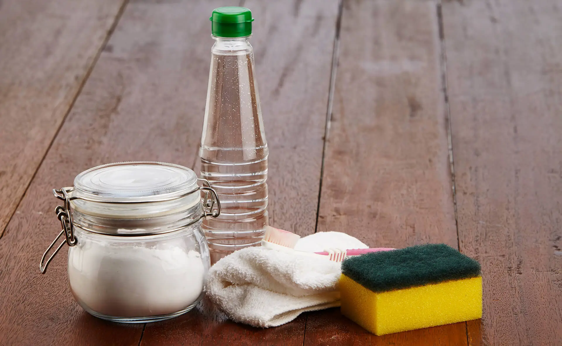 Sfrutta ingredienti naturali per igienizzare i pavimenti e risparmiare tempo Sfrutta ingredienti naturali per igienizzare i pavimenti e risparmiare tempo
